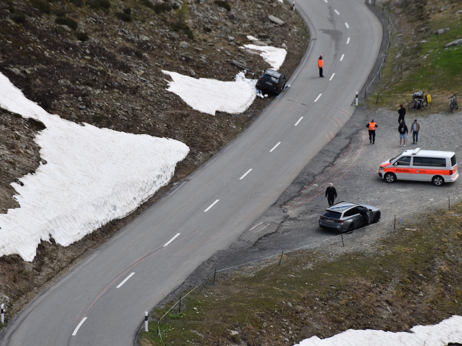 Svizzera 🇨🇭 Cantone dei Grigioni. Forcola di Livigno: auto sbanda ed investe due ciclisti