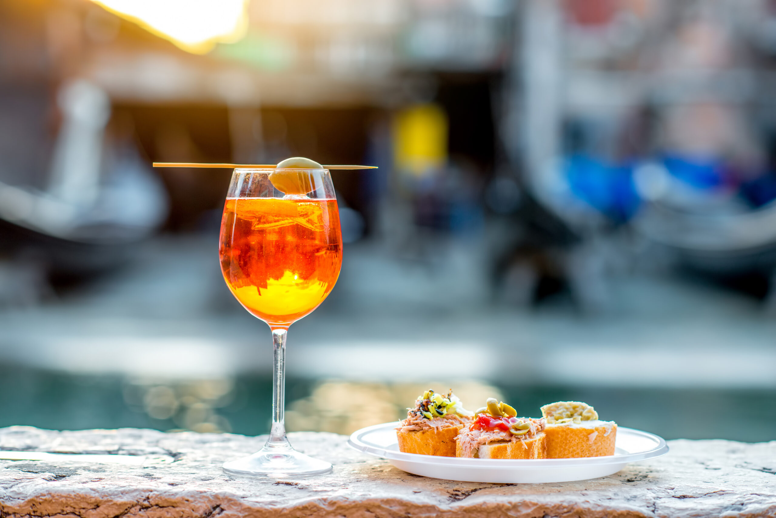 L’APERITIVO DEL TRIVENETO CONQUISTA IL BEL PAESE. Gingerino, emblema e tradizione nel Triveneto, studia il mondo dell’aperitivo friulano, veneto e trentino vissuto non solo nel pre-cena ma in diversi momenti della giornata attraverso cibi, bevande, atmosfere, piazze e l’immancabile personalità dei triveneti