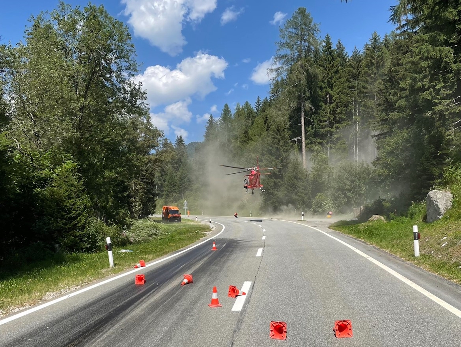 Svizzera 🇨🇭Cantone dei Grigioni. Vicosoprano: Motociclista cade sulla strada imbrattata