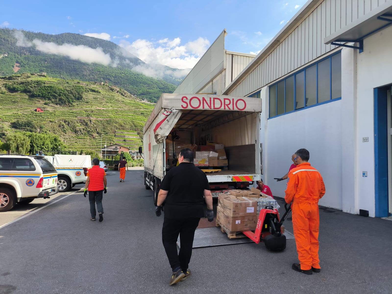 EMPORIO SOLIDALE: VOLONTARI AL LAVORO A SONDRIO PER IL TRASLOCO NEL CENTRO SERVIZI POVERTÀ.Croce Rossa, Protezione civile e Amici di Vita Nuova hanno completato il trasferimento dalla sede di Agneda