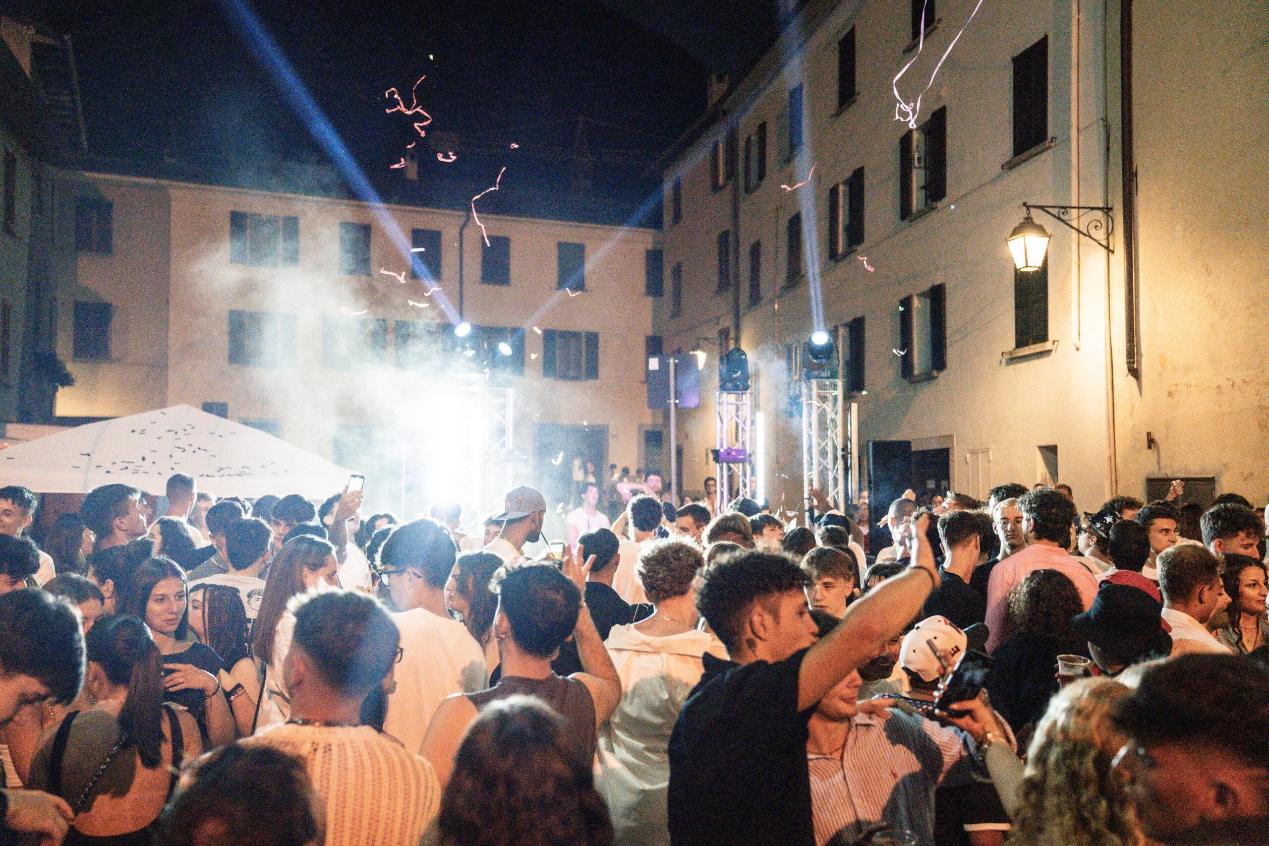 NOTTE BIANCA DA RECORD A CHIAVENNA. Bilancio decisamente positivo per l’evento andato in scena venerdì 19 e sabato 20 luglio. La nuova collocazione a luglio promossa dal pubblico