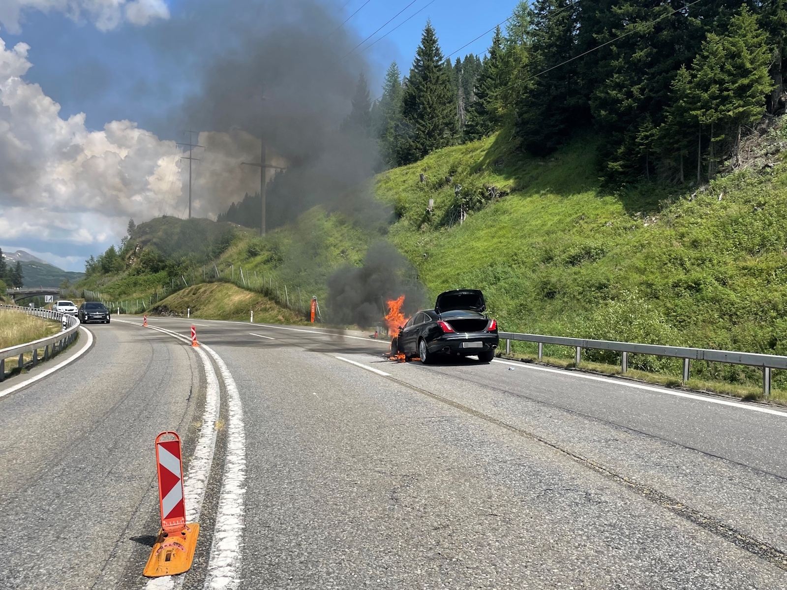 Svizzera 🇨🇭 Cantone dei Grigioni. San Bernardino: Incendio di un veicolo sull’autostrada A13