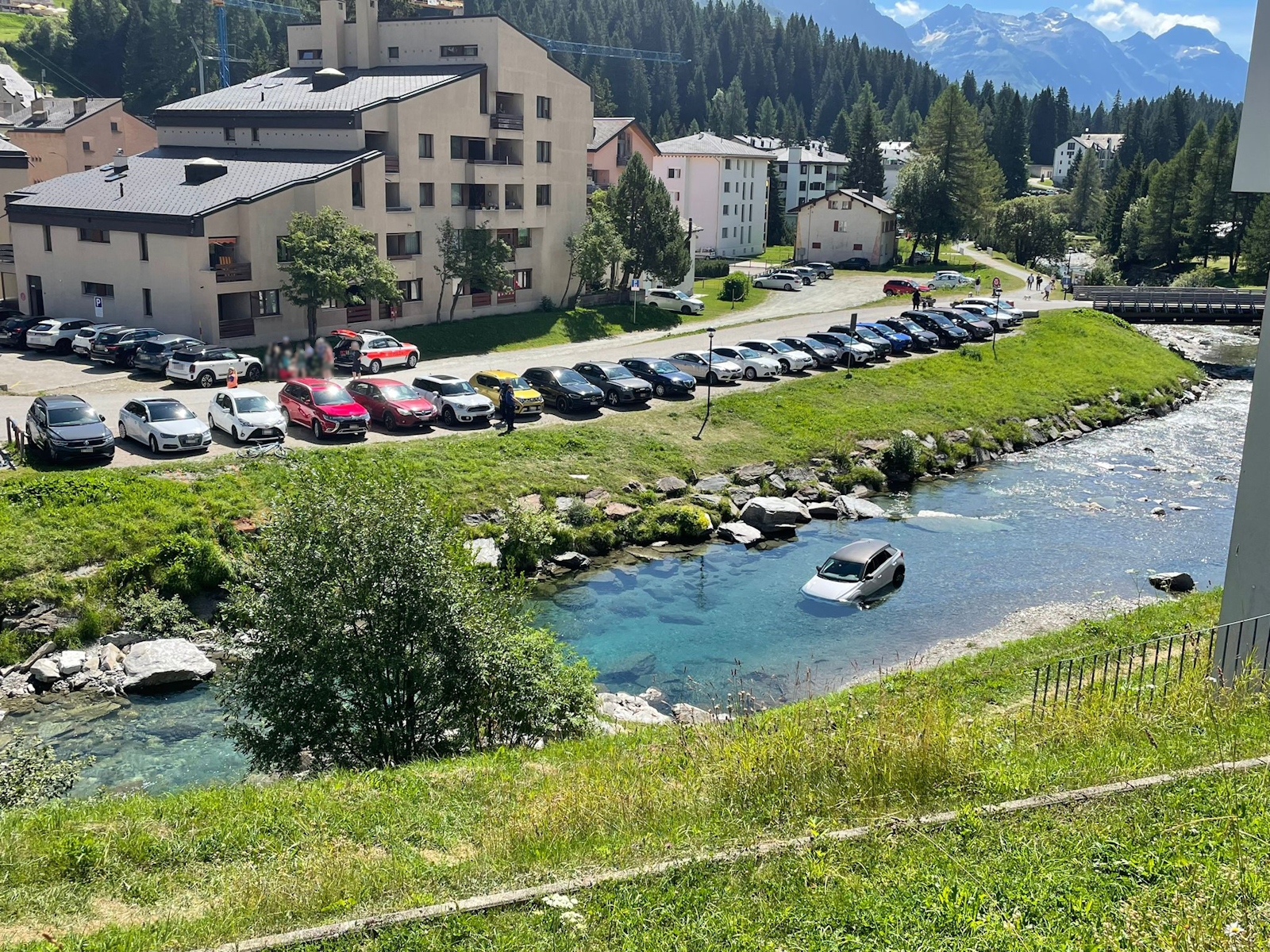 Svizzera 🇨🇭 Cantone dei Grigioni. San Bernardino: auto scivola nel fiume Moesa