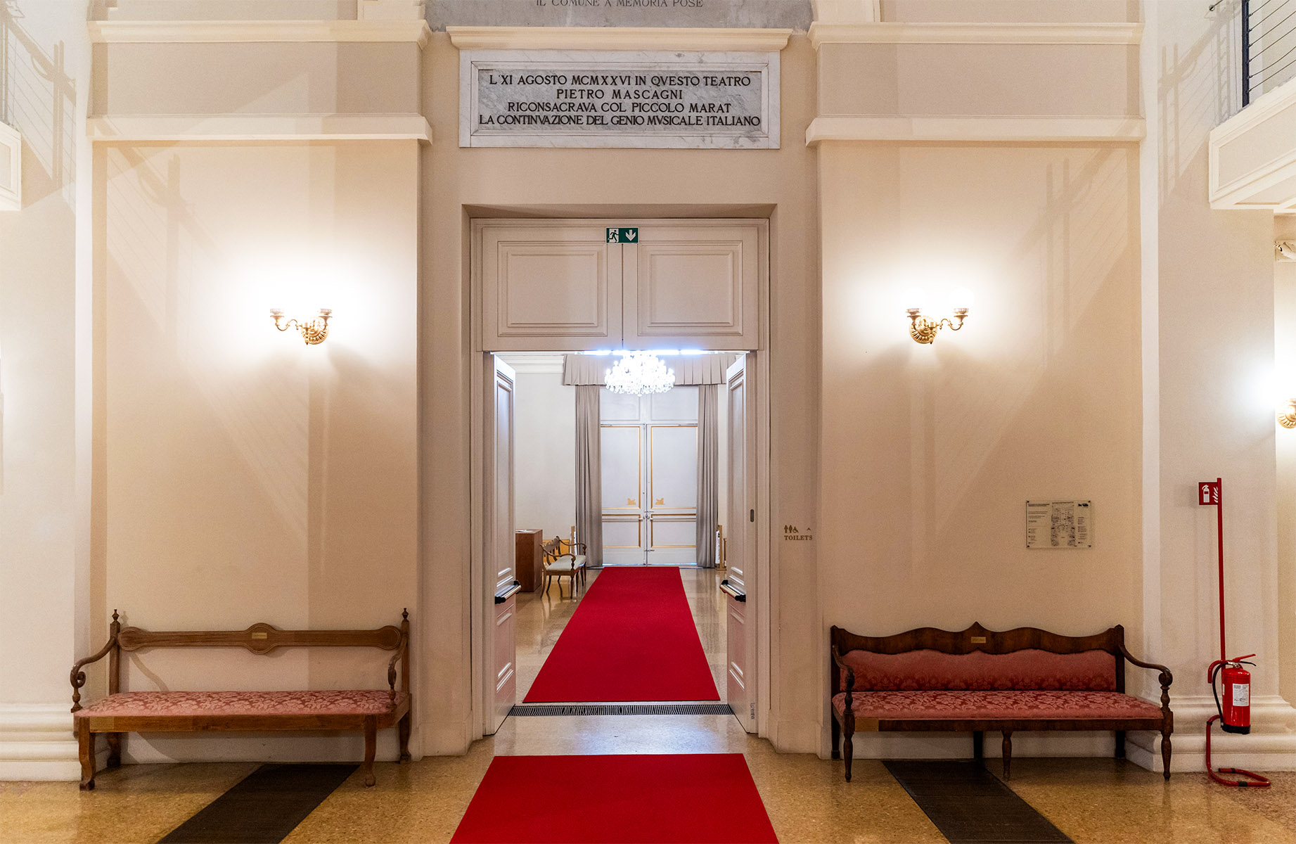 Le panche del Teatro Galli di Rimini tornano nel foyer grazie alla donazione dell’antiquario riminese Bruno Bernardi e di Giacomo Di Dio