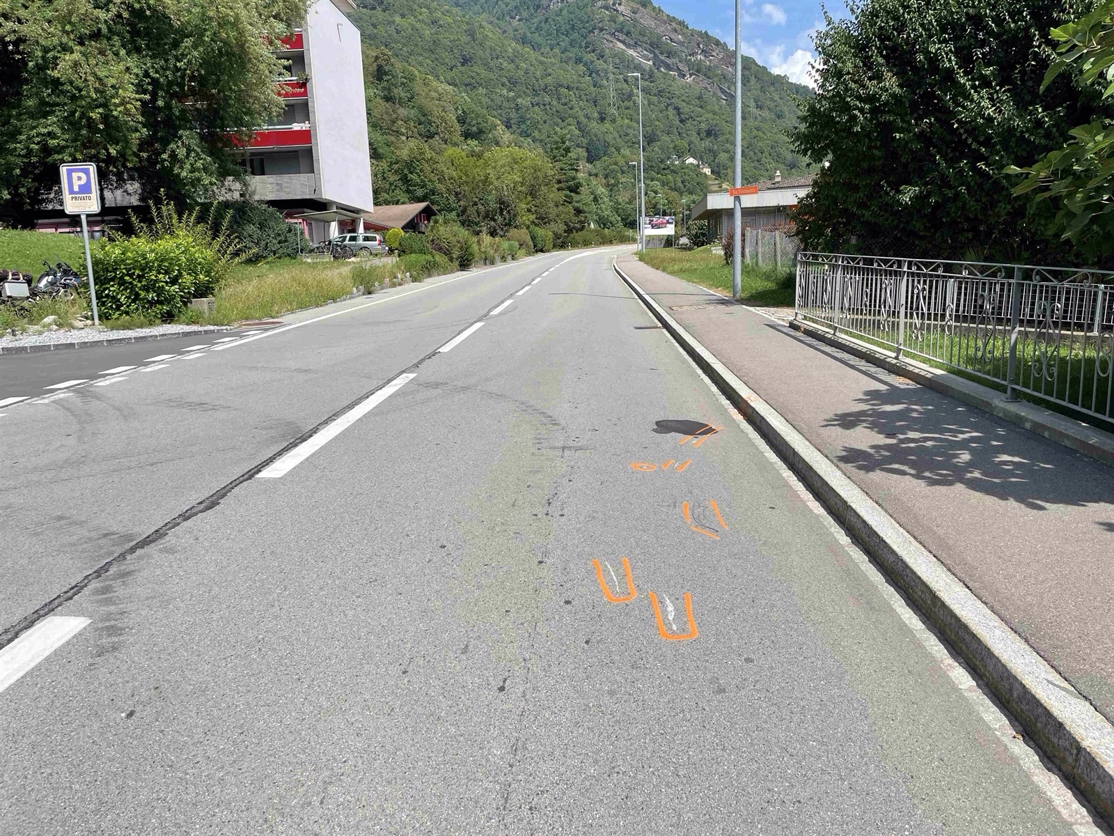 Svizzera 🇨🇭 Cantone dei Grigioni. Grono: Incidente stradale fra motocicletta e automobile